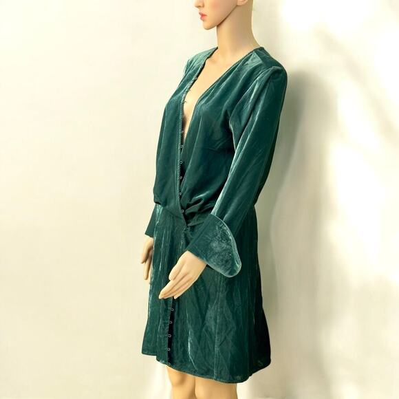 ASOS DESIGN 10 crushed velvet bias cut mini dress with button detail dark green - Picture 4 of 11